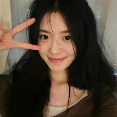 随盲柳入眠的女人